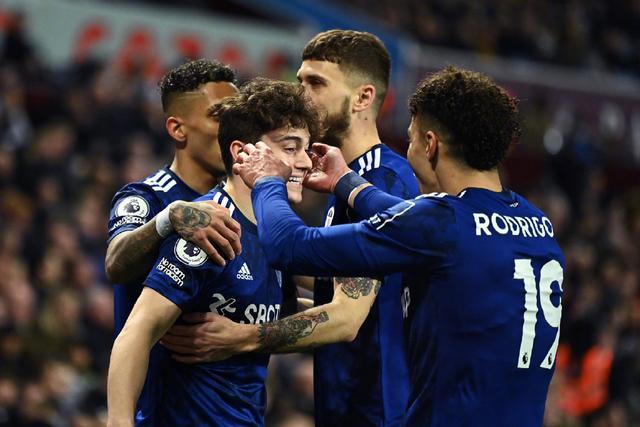 中超：上海海港主场4-1大胜深圳（中超：上海海港主场4比1击败深圳队）