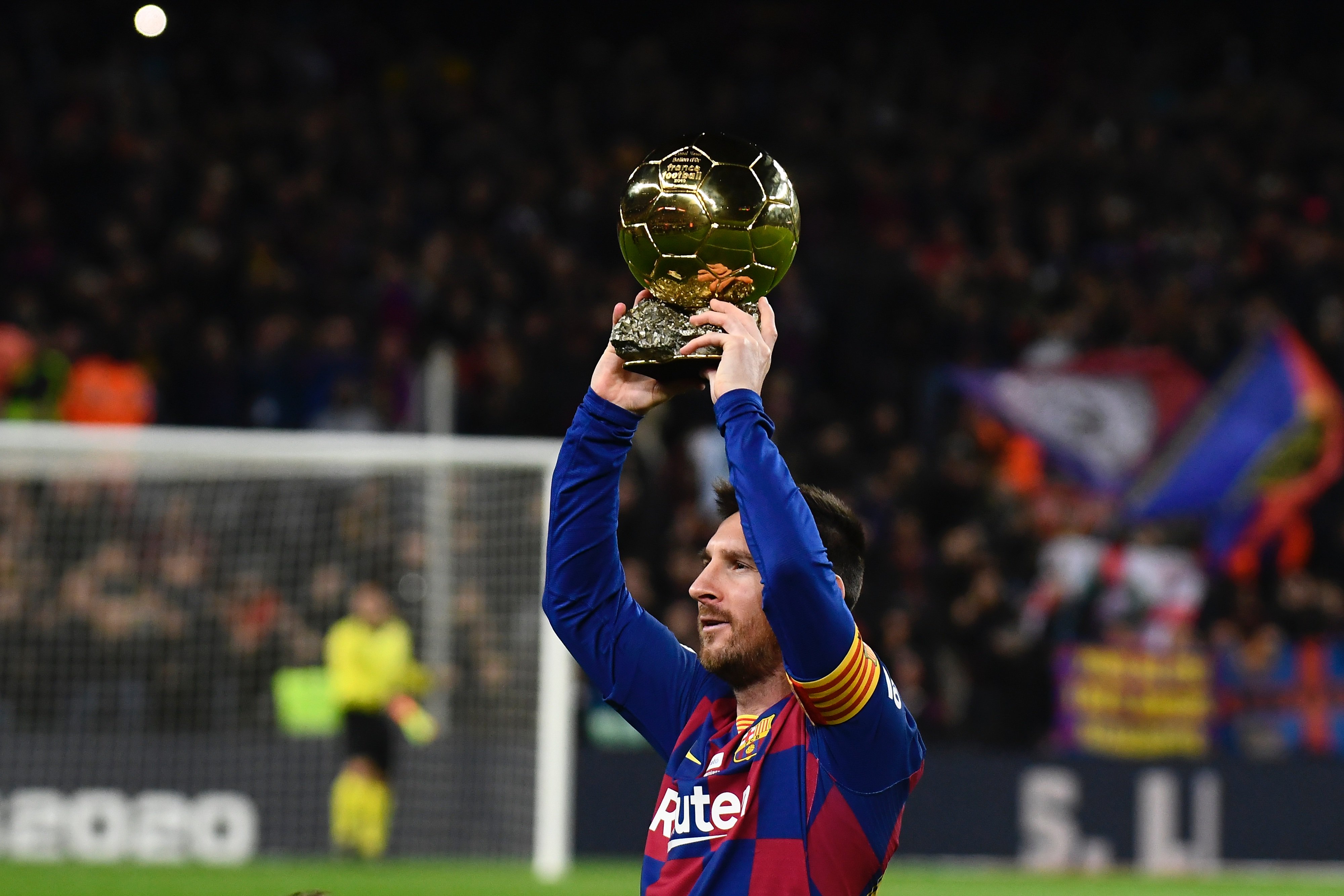 巴萨主席拉波尔塔圣诞晚宴展现亲和力 球队领跑西甲前景光明（拉波尔塔圣诞宴上亲和满满 巴萨领跑西甲前景大好）