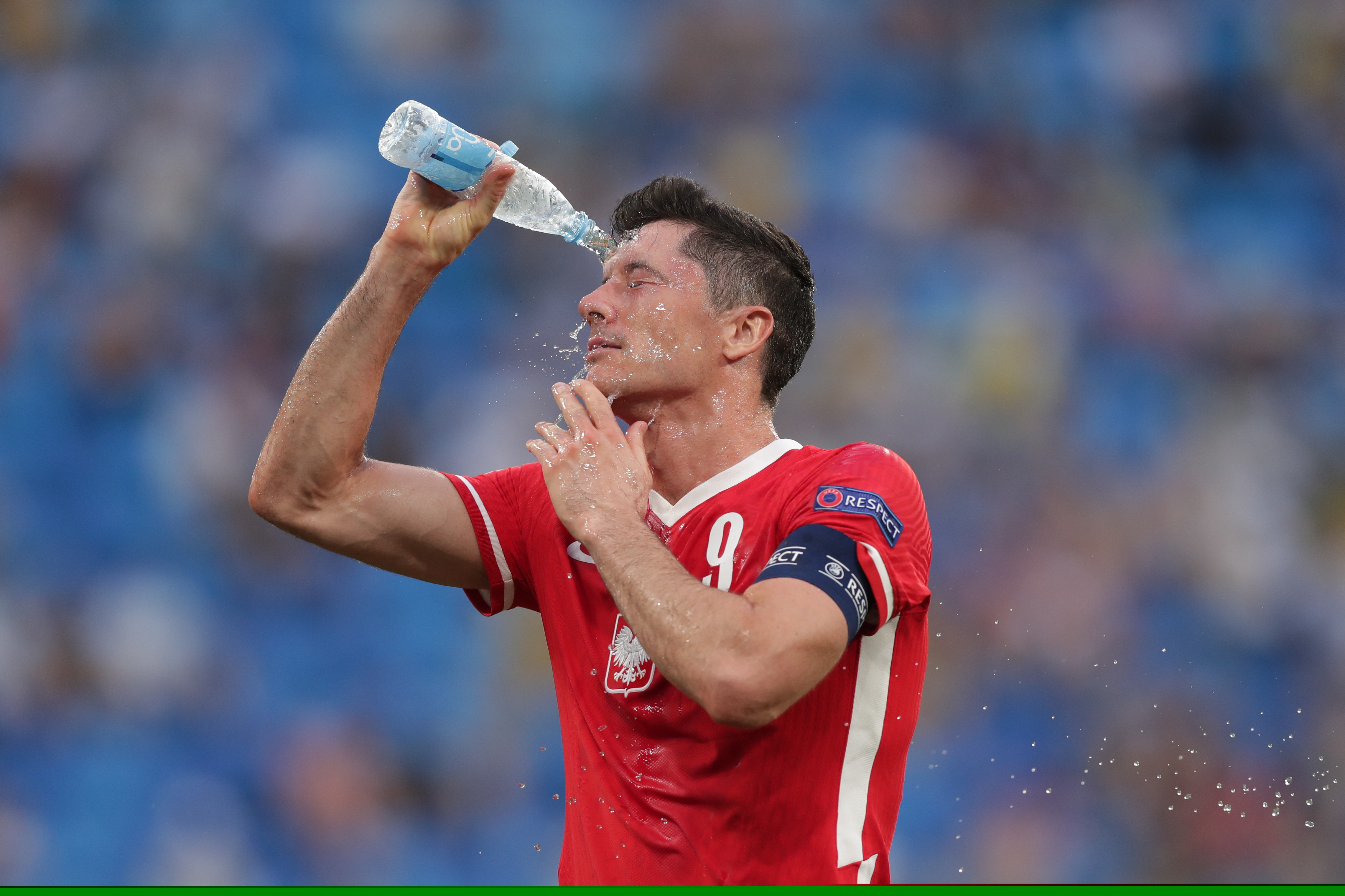 欧冠决赛用球谍照：包含白+深紫，灵感来自举办城市布达佩斯（欧冠决赛官方用球曝光：白与深紫配色，设计灵感取自布达佩斯）