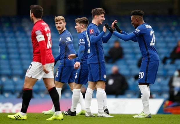 减少持球犹豫的训练方案（持球决断力提升训练方案）