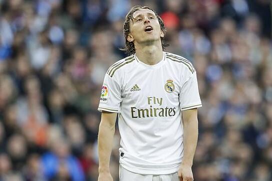 巴萨梅西任意球破门助球队领先（梅西任意球建功，巴萨先拔头筹）